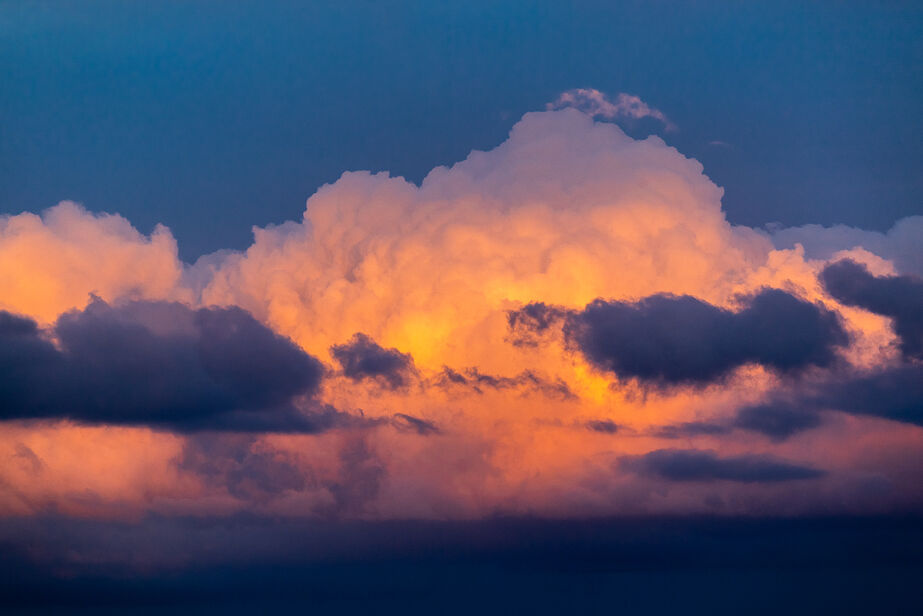 Eine Wolkendecke in Orange- und Blautönen. 